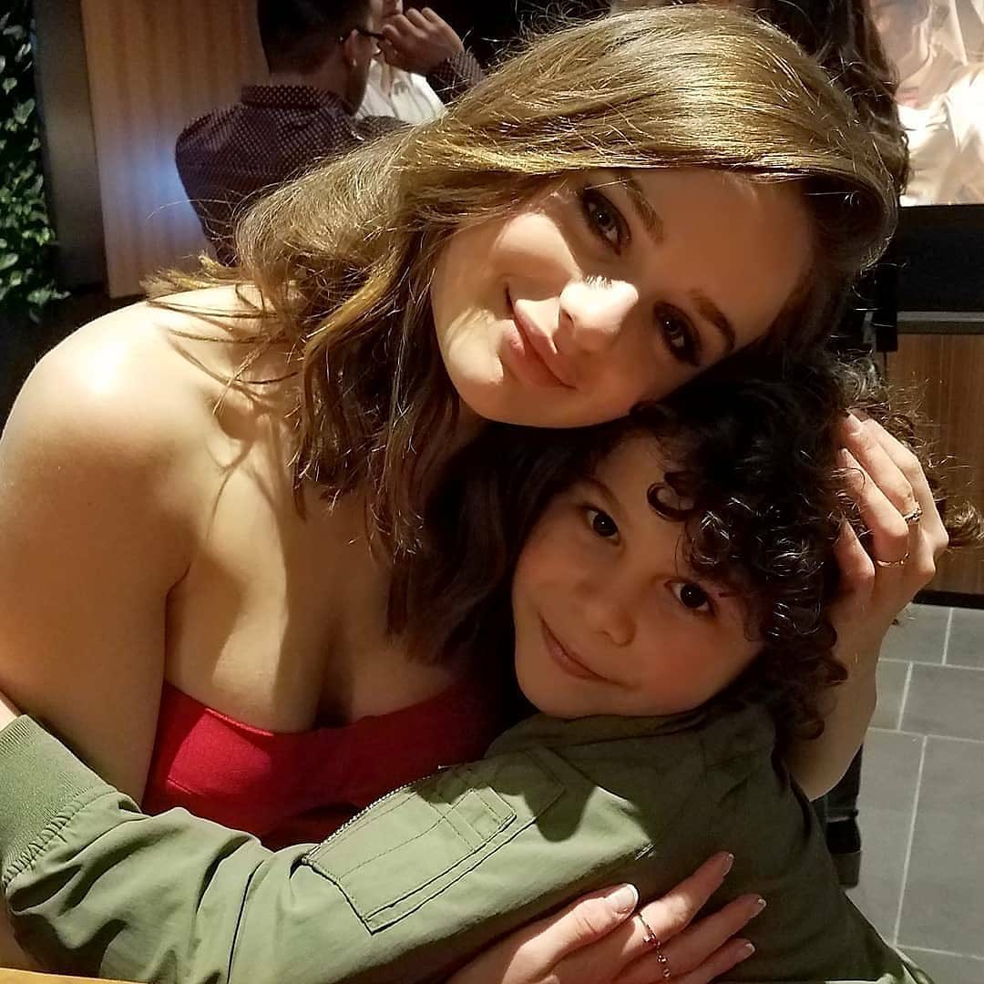 Psico_Estefany's tweet photo. Cuando sea grande quiero ser #CarsonWhite (el hermano menor de Elle Evans en #thekissingbooth) Vean no más que fantasía ser abrazado por todos los miembros del elenco. https://t.co/F4SGHeQjsn