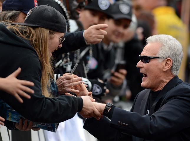 denniss9117's tweet photo. #Foo loved the Raider fans and they loved him. Always ready to sign an autograph or take a pic with you. #FooNation #FooFighter @Villapiano41 @AK7682 @Angelrdz66 @KSJM_12_72 @blitzchk @SilverNBlackJWB @sportszzfan @raiderlady70 @Wehrl @KtyRN4L @BlackFoxRaider @CiscokidOrtega https://t.co/LyilGias0r