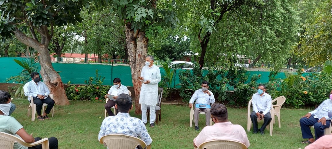 આજે ગાંધીનગર ખાતે આવેલ મારા નિવાસ સ્થાને અખિલ ભારતીય કોળી સમાજના પ્રદેશ યુવા અધ્યક્ષ &amp; ધારાસભ્યશ્રી <a href="/mlakanupatel/">KANU PATEL</a> દ્વારા તેમની ટીમમાં પ્રદેશ હોદ્દેદારો, જિલ્લાના હોદ્દેદારો તેમજ તાલુકાના હોદ્દેદારોની નિમણુંક કરવામાં આવી તેમજ નિમણુંક થયેલ તમામ હોદ્દેદારોને ખુબ ખુબ શુભકામનાઓ પાઠવી.