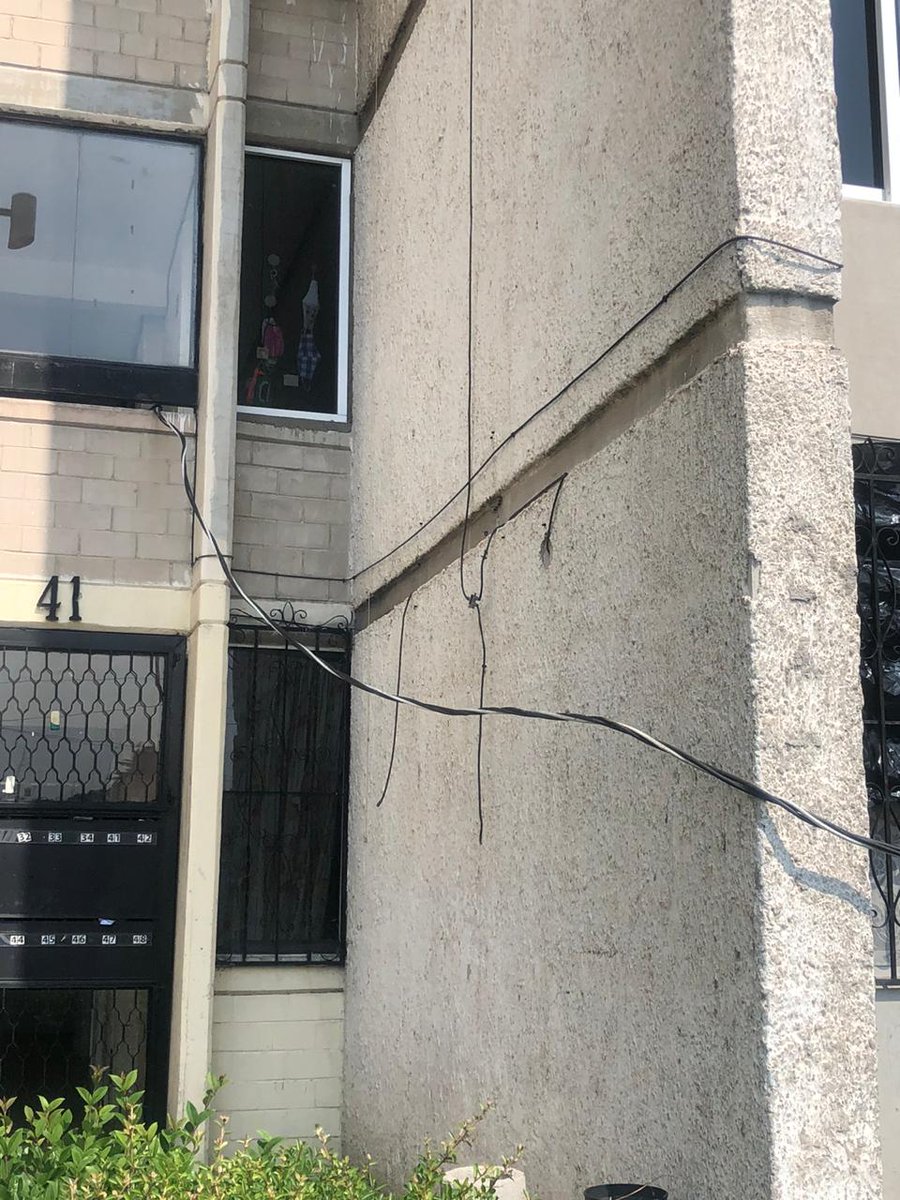 Janetita_ra's tweet photo. @CFEmx @CFE_Contigo @Alcaldia_Coy @Claudiashein @Profeco 
Hace ya un mes que nos dejaron este cable así, se ha reportado infinidad de veces y no nos hacen caso en FOVISSSTE MIRAMONTES Calle G del lado de Calz. de las Bombas https://t.co/XSJWibcBwE
