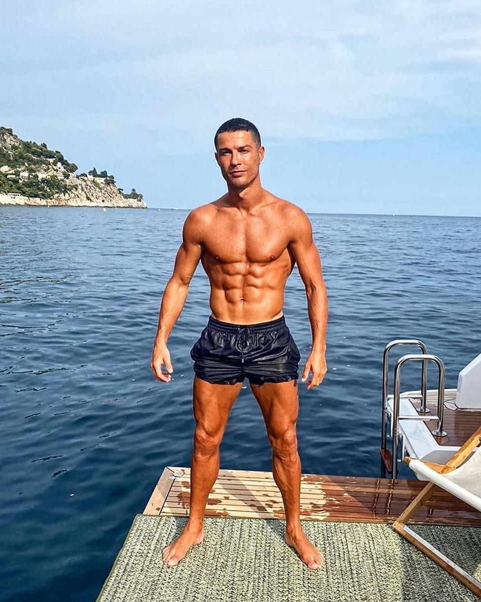 433's tweet photo. Captain @Cristiano ⚓️🛳 https://t.co/URpgTwGipp