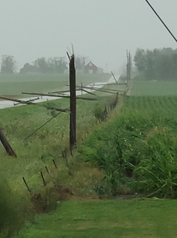 bam_weather's tweet photo. Just got this image of power poles snapped from the Des Moines area. This cluster is serious business. #IAwx #AGwx https://t.co/7NdLMepJXy