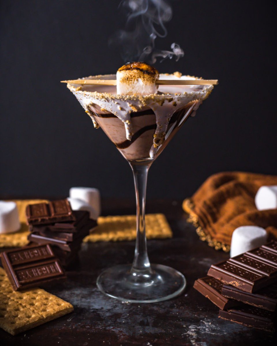 ROIMarketing2's tweet photo. Happy #NationalSmoresDay 😍. This #campfireclassic got a grownup makeover in this #smoresmartini 🍸

Click here for the recipe 🍫🔥
https://t.co/59c4YCTpYO https://t.co/qythbg00WQ