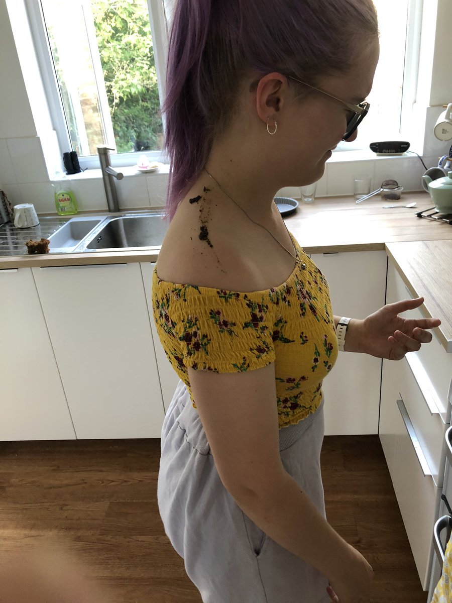 anna_susl's tweet photo. AS IF I was joking to my sister earlier that it’s ‘not the day to be Anna Suslowicz’ when I was buying deep heat, tampons, ear drops and picking up a prescription for anti depressants and now I’ve come out to have a nice time in my garden and been SHAT ON https://t.co/aU1f6IHwcB