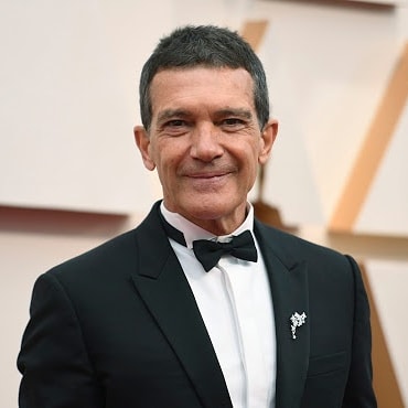 El actor #AntonioBanderas anuncia hoy en su cuenta de twitter, que dio positivo para #covid_19 pero se encuentra "relativamente bien"

Hoy es el cumpleaños número 60 del actor, por lo que le deseamos una pronta recuperación #NoticiasCinex