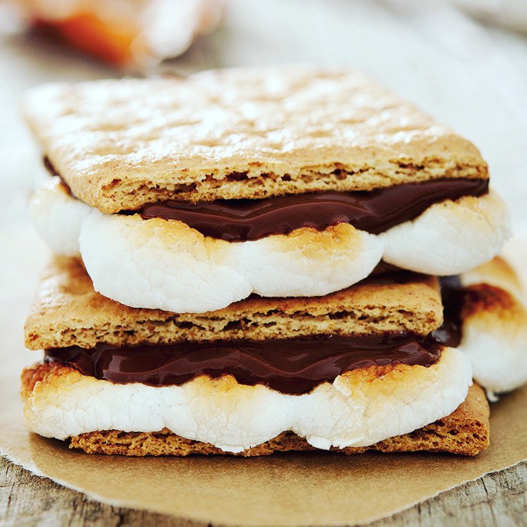 BA_at_Butler's tweet image. #NationalSmoresDay 🍫🔥 ⁠⠀
⁠⠀
It’s #NationalSmoresDay! No 🔥? No problem! Check out these fun ways to enjoy the classic camping treat, no flames required. bit.ly/2v7bFEw⁠⠀