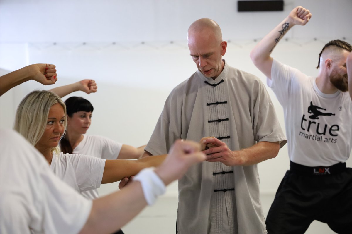 Kung Fu

Die älteste Kampfkunst - zeitgemäß wie nie zuvor!

Immer mehr Menschen finden zum traditionellen Kung Fu. Während moderne Alltagsaktivitäten meist einseitig sind, trainiert Kung Fu das Zusammenwirken von Körper und Geist. Der effekt auf das Wohlbefinden ist gigantisch!