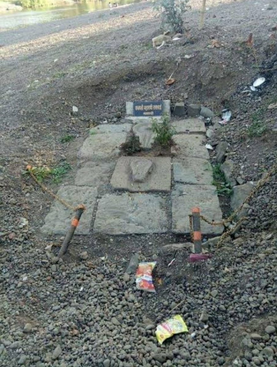The Queen who chased Aurangzeb all around Deccan and re-established the #Maratha supremacy as far as Malwa and Gujarat - this is the pathetic condition of Queen #Tarabai memorial.
Crores are spent on the memorials of the invaders in Delhi and elsewhere. 😣😓
<a href="/pspoffice/">Office of Shri Prahlad Singh Patel</a>