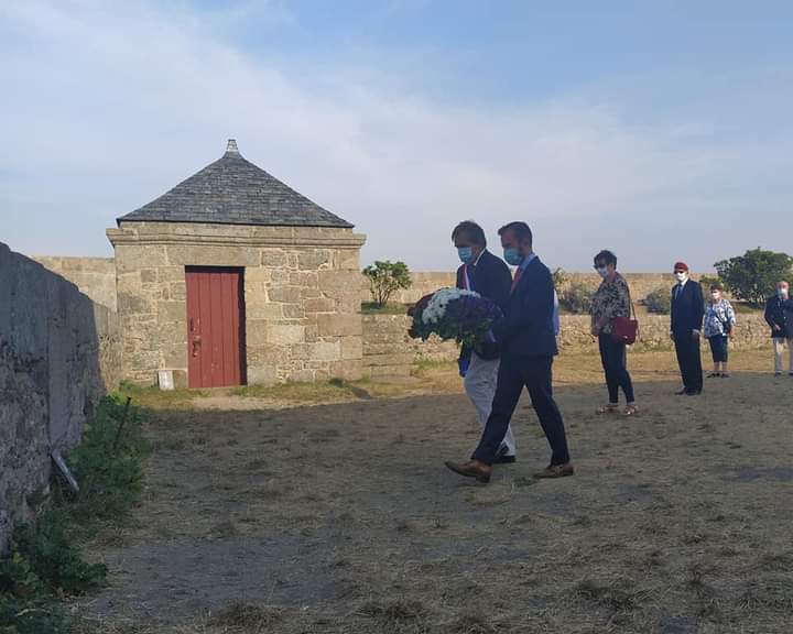 VilleSaintMalo's tweet photo. Ce soir, au #FortNational, après avoir assisté à une remise de décoration de l'UNC, Monsieur le maire @gilleslurton, accompagné de ses élus, y a déposé une gerbe de fleurs en la mémoire des internés du Fort National ✨ 

#stmalo #SaintMalo https://t.co/NxJkLFokVX