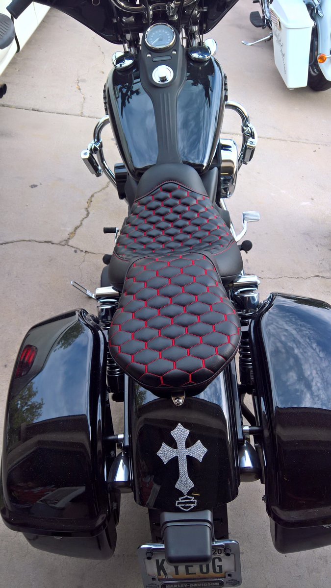 keystonoutdoor's tweet photo. Another slick seat by https://t.co/wYR3Gvx7lG using #KeystonBros Masterpiece Quilt panels 😎 
•
•
•
#motorcycle #custommoto #quiltstitch #upholstery #vinylupholstery #customcycleseats https://t.co/CIi9O3V0Gn