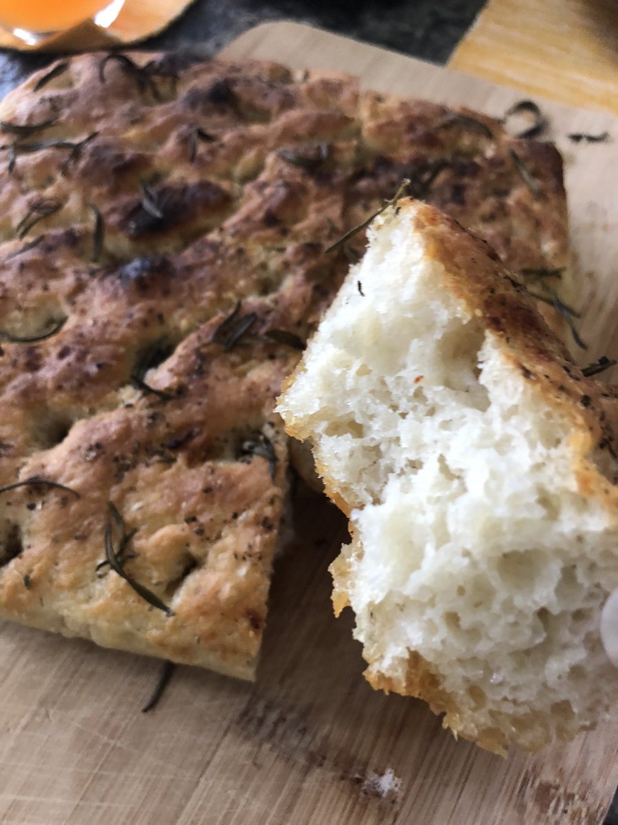 Mi nuevo hobbie de cuarentena es hacer focaccia. 🤩 Fluffy de adentro, crunchy de afuera.

P.S. le hice un photo shoot porque se lo merecía y porque finalmente perfeccioné la receta.