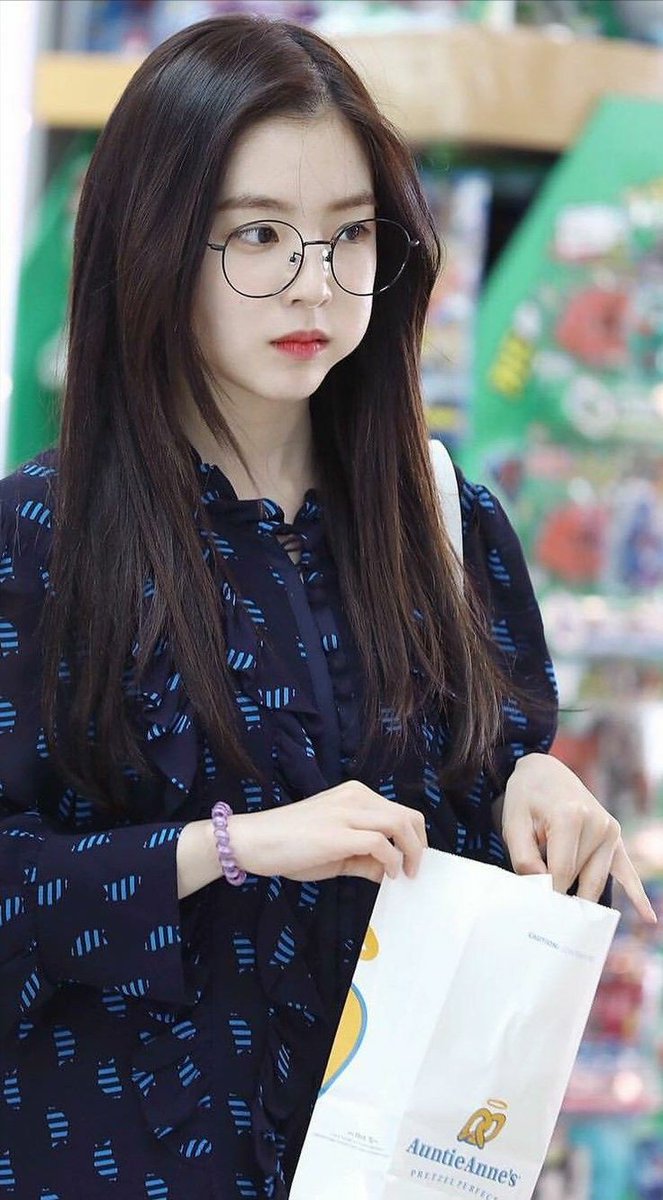 RedVelcroBr's tweet image. A Irene com esse óculos é a coisa mais perfeita do mundo 🗣🗣🗣

@RVsmtown