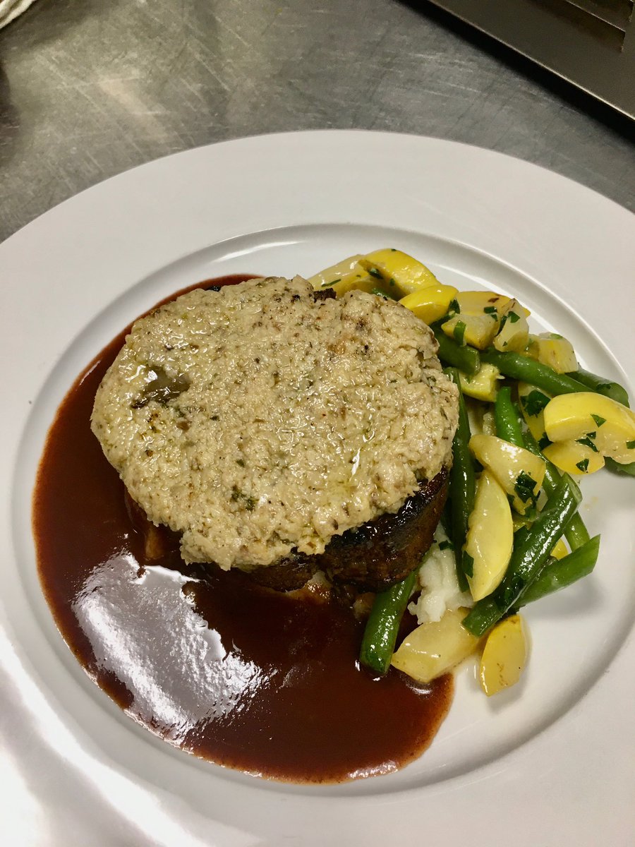 The lion of all loin!😊 #beeftenderloin #mushroom #squash #pommepuree #greenbean #bordelaise #thankyou #pleasevisit #fialafood
