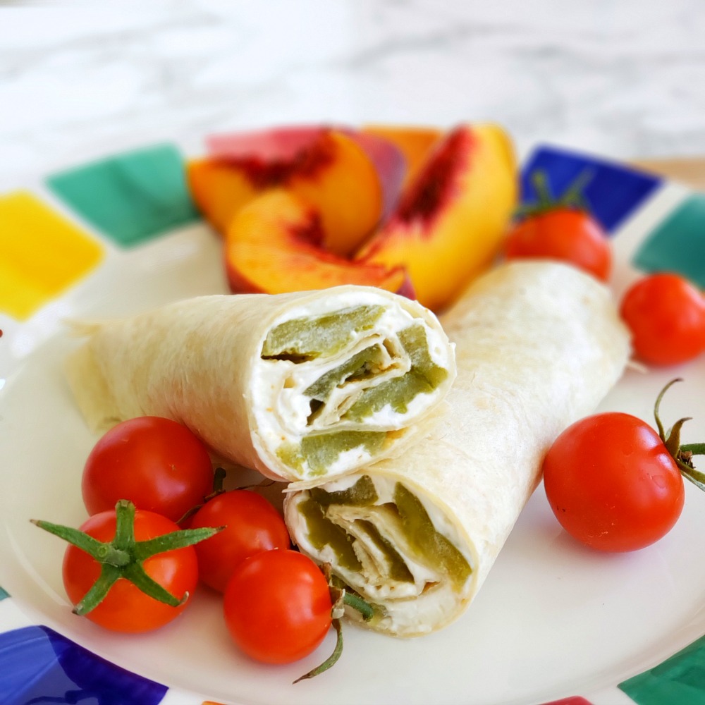 A roasted Hatch chile with garlicky cream cheese wrapped in a flour tortilla becomes a POOR MAN'S BURRITO or HATCH CHILE ROLL-UP, for tailgating or #lunchinspiration. shockinglydelicious.com/poor-mans-burr…
It takes 5 minutes to put this 4-ingredient recipe together.
#shockinglydelicious