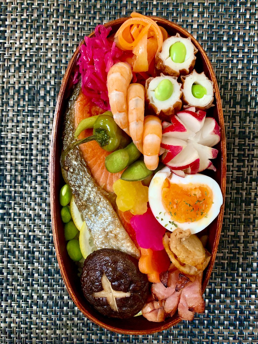 メロンパンナちゃん A Twitter 今日のお弁当 鮭弁でぇ す 久しぶりのお魚 ラディッシュも 頑張って飾り切りにしてみました 鮭弁 ラディッシュ えだ豆 海老