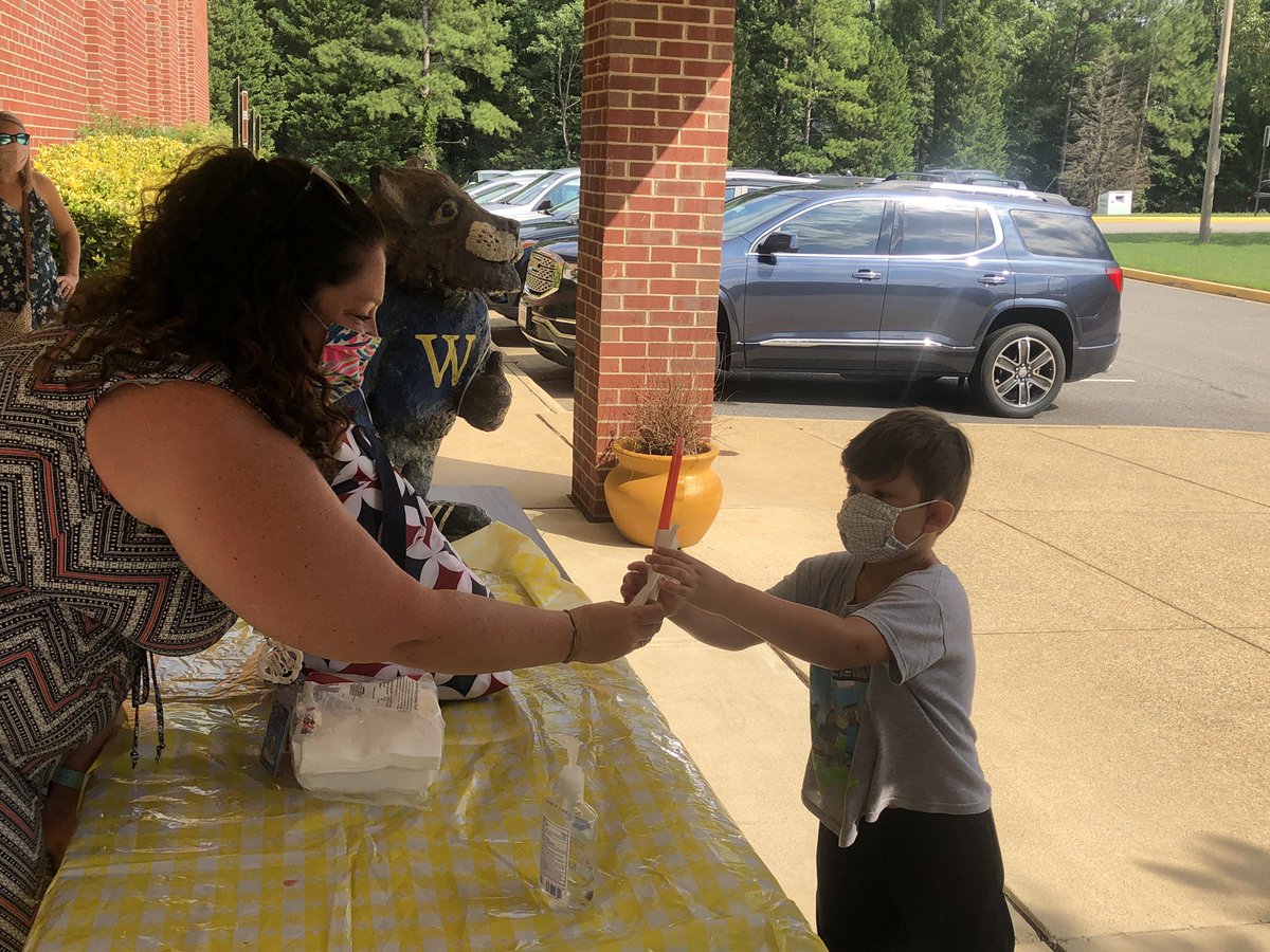 wresWildcats's tweet photo. We enjoyed seeing some of our Wildcats today! π€πΎ#IcePopsWthePrincipals #WESsummerFUN https://t.co/cnKG0Awm3l