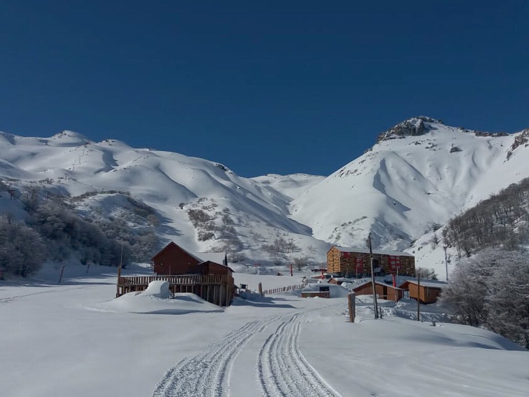DomingoDev's tweet photo. Tan tranquila y radiante nuestra #catedraldelpowder ❄️💙 Cuidémonos para volver a disfrutar la #montaña querida 🏠#quedateencasa #stayhome #refugioencasa https://t.co/EBfNMljnzx