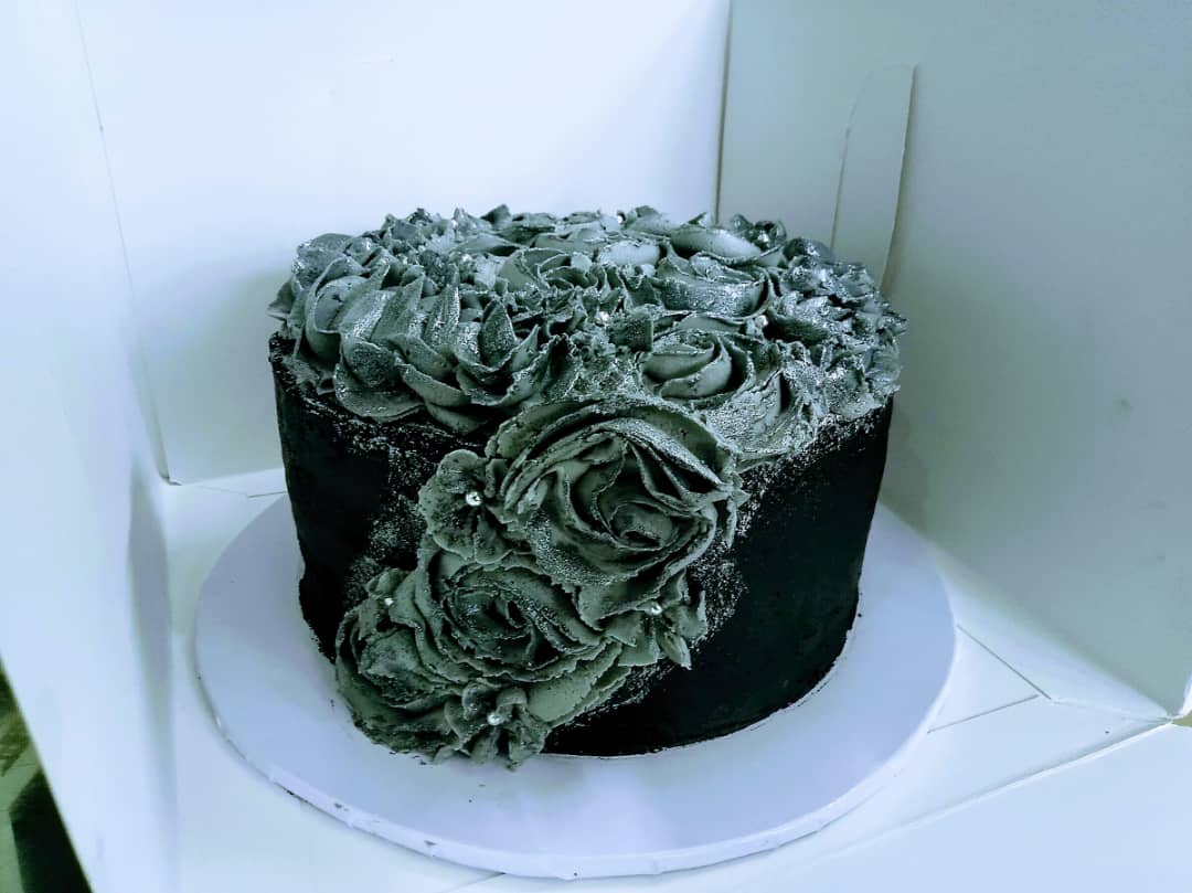 DelinaKitchen's tweet photo. Plain and Rich Chocolate Sandwich Cake with Black and Silver Vanilla Butter Cream Icing

You want cake? Order in the DM

#Plaincake #Chocolatecake #Richchocolate #Black #Silver #VanillaButterCreamIcing #yummy #yummycake

#DelinasKitchen https://t.co/K45Tm27DTO