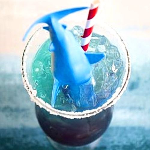Gin &amp; Tonic Immobility:
When you're out of mixers but it's too hot to drive to Wyatt's. (BTW, they deliver!)
#tonicimmobility #SharkWeek