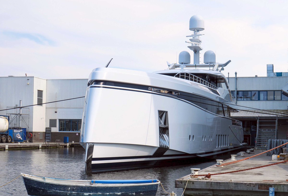 Dutchyachting's tweet image. #Feadsdhip #launched #Project706 in #Aalsmeer today. The 49.65m/ 162’1” hull, built by #GouwerokShipyard in Aalsmeer, arrived at their #shipyard on July the 12th of last year. Project 706’s jet #engines will generate a speed of 48.6 knots (90km/h). Photos by @DutchYachting.