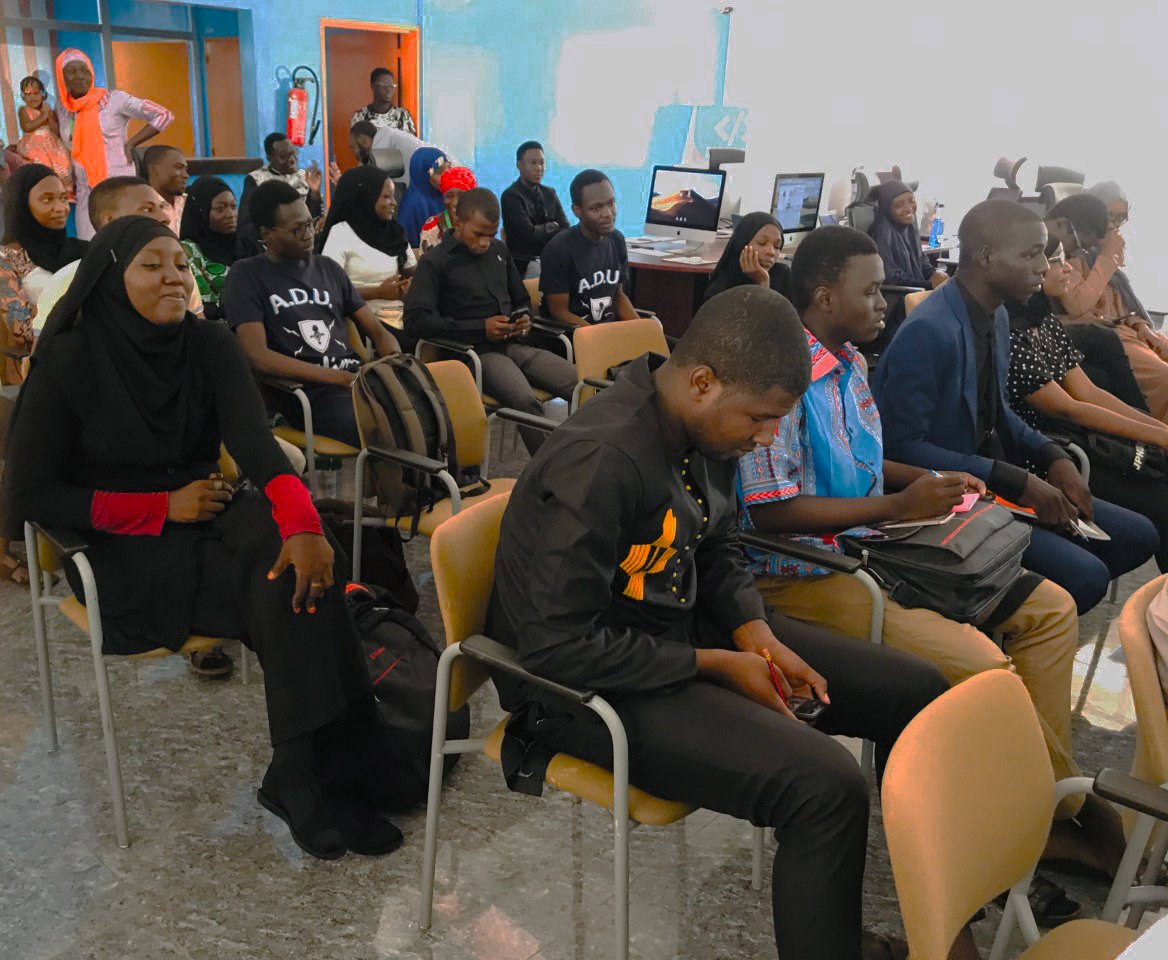 ADULeads's tweet photo. Les #YoungLeaders étaient à la Cité de l'Innovation et de la Technologie de Sadoré, précisément à CodeLoccol. Ils étaient aux côtés de leurs confrères génies programmeurs. Une rencontre de Leaders de domaines complémentaires.
@CodeLoccol @Cipmen @AnsiNiger
#ILIMI
#ADU https://t.co/lxm3NobxHI