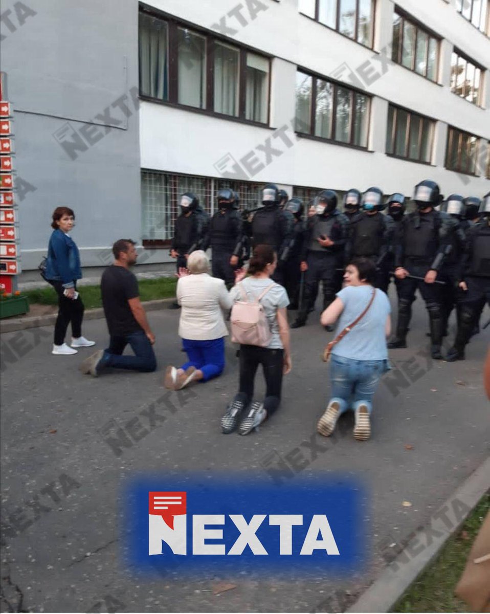  #Belarus: protesters in the town of Barysaw (NE of  #Minsk) on their knees in front of riot police, demonstrating they're peaceful