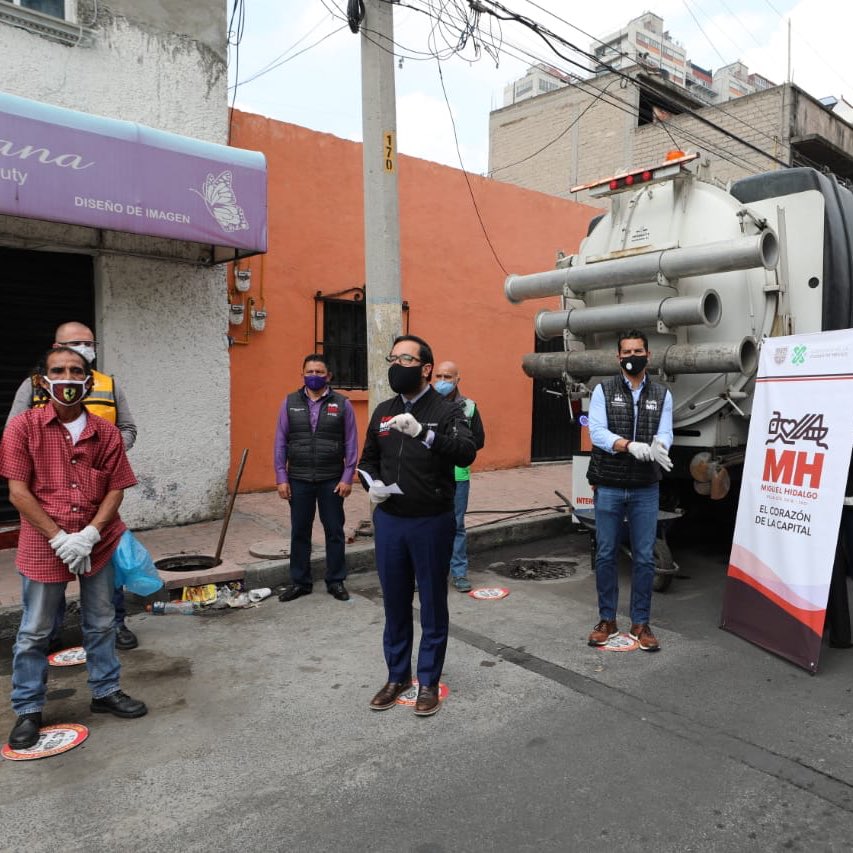 AlcaldiaMHmx's tweet photo. De manera conjunta, la ciudadanía y el gobierno pueden actuar para prevenir inundaciones. El Alcalde @vromog presentó la acción #AdoptaUnaColaderaMH, con el fin de mantener en buen estado y limpio el sistema hídrico de la demarcación.

#MHelCorazónDeLaCapital https://t.co/7Nl6df7rGW