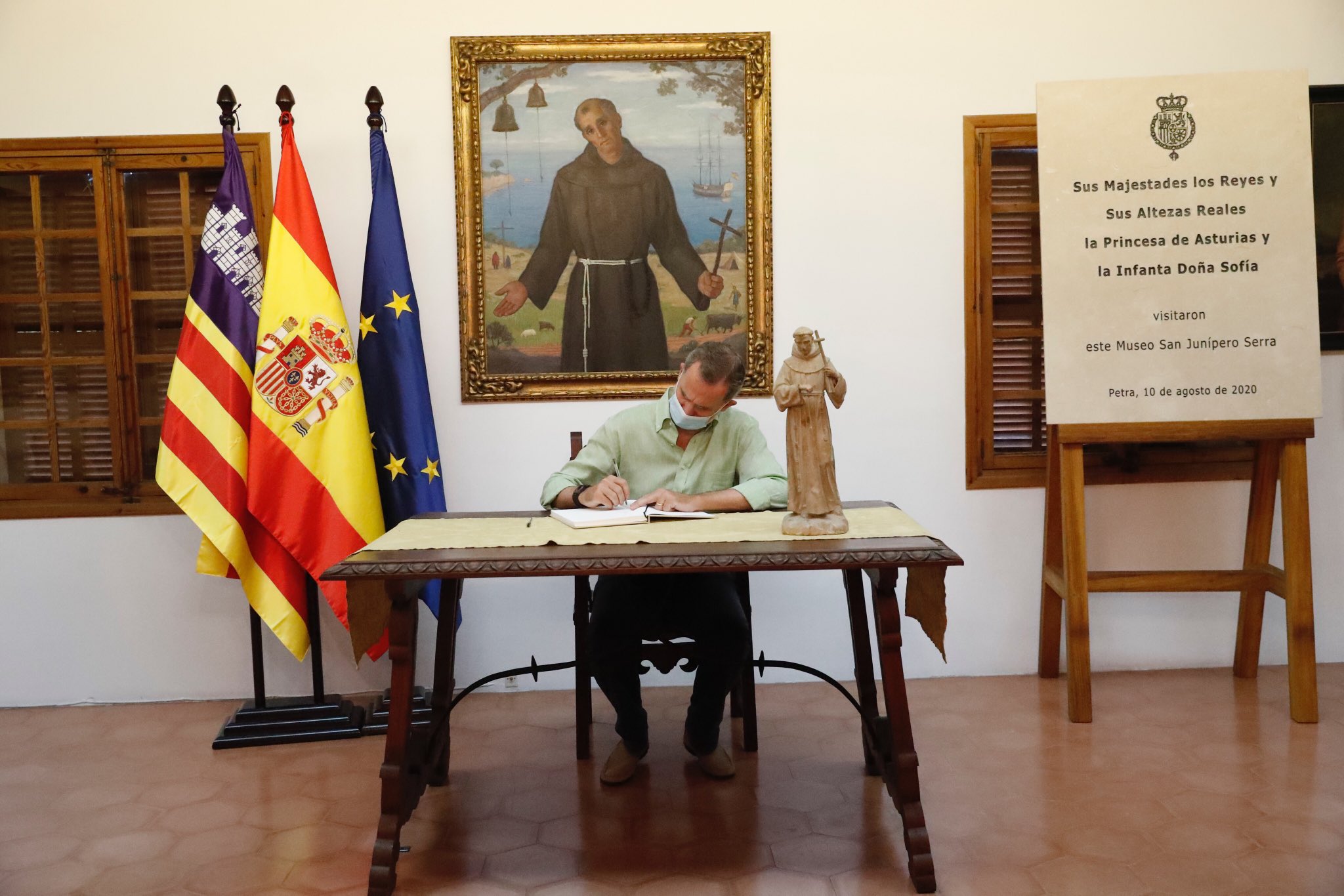 Король и королева Испании с детьми посетили Петру 