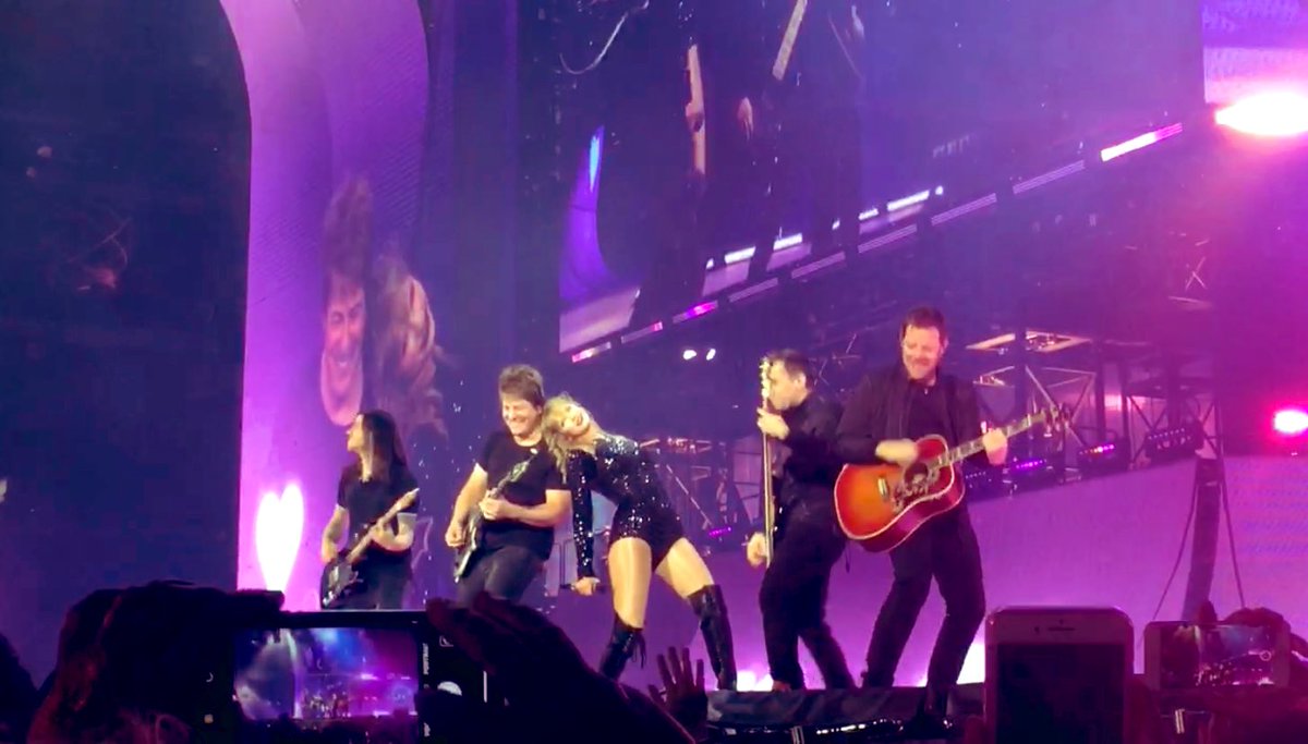 staybeautifu13's tweet photo. i miss everything about #ReputationTour. 
I miss @taylorswift13. Periodt. 🐍♥️ @taylornation13 @paulsidoti #RepTourAtlanta #TaylorSwift #2years https://t.co/zFDUFwDQxJ