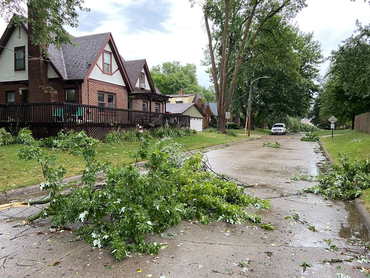 DesMoinesGov's tweet photo. Please stay safe and patient with crews out working to clean up from intense storms in #DesMoines.

@dmdpw crews are currently out on snow routes pushing debris out of the streets so that emergency vehicles have mobility restored. From there, we will move into the neighborhoods. https://t.co/73mm3FvGsK