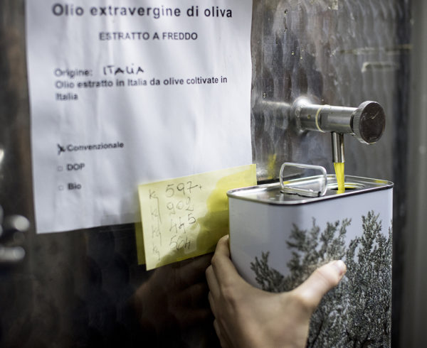 What's the difference between olive oil and extra virgin olive oil? Tip: Extra-virgin olive oil has a darker color, while  regular olive oil has a lighter, brighter hue.

You can buy olive oil from the highly-acclaimed Puglia region here: especiallypuglia.com/product/extra-…