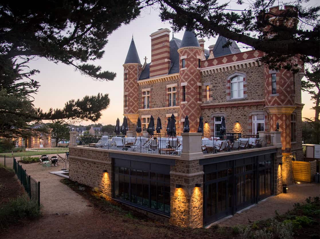LigmanAmerica's tweet photo. Ligman's Matrix wall sconce was used on the exterior of the charming Nessay Hotel in France. Built in 1866, the Matrix highlights the intricate brick and stonework that was used to construct this elegant chateau. #Matrix #Nessay #Ligman https://t.co/DFkFGuFQ8W