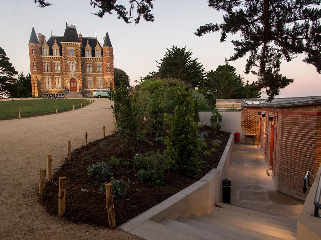 LigmanAmerica's tweet photo. Ligman's Matrix wall sconce was used on the exterior of the charming Nessay Hotel in France. Built in 1866, the Matrix highlights the intricate brick and stonework that was used to construct this elegant chateau. #Matrix #Nessay #Ligman https://t.co/DFkFGuFQ8W