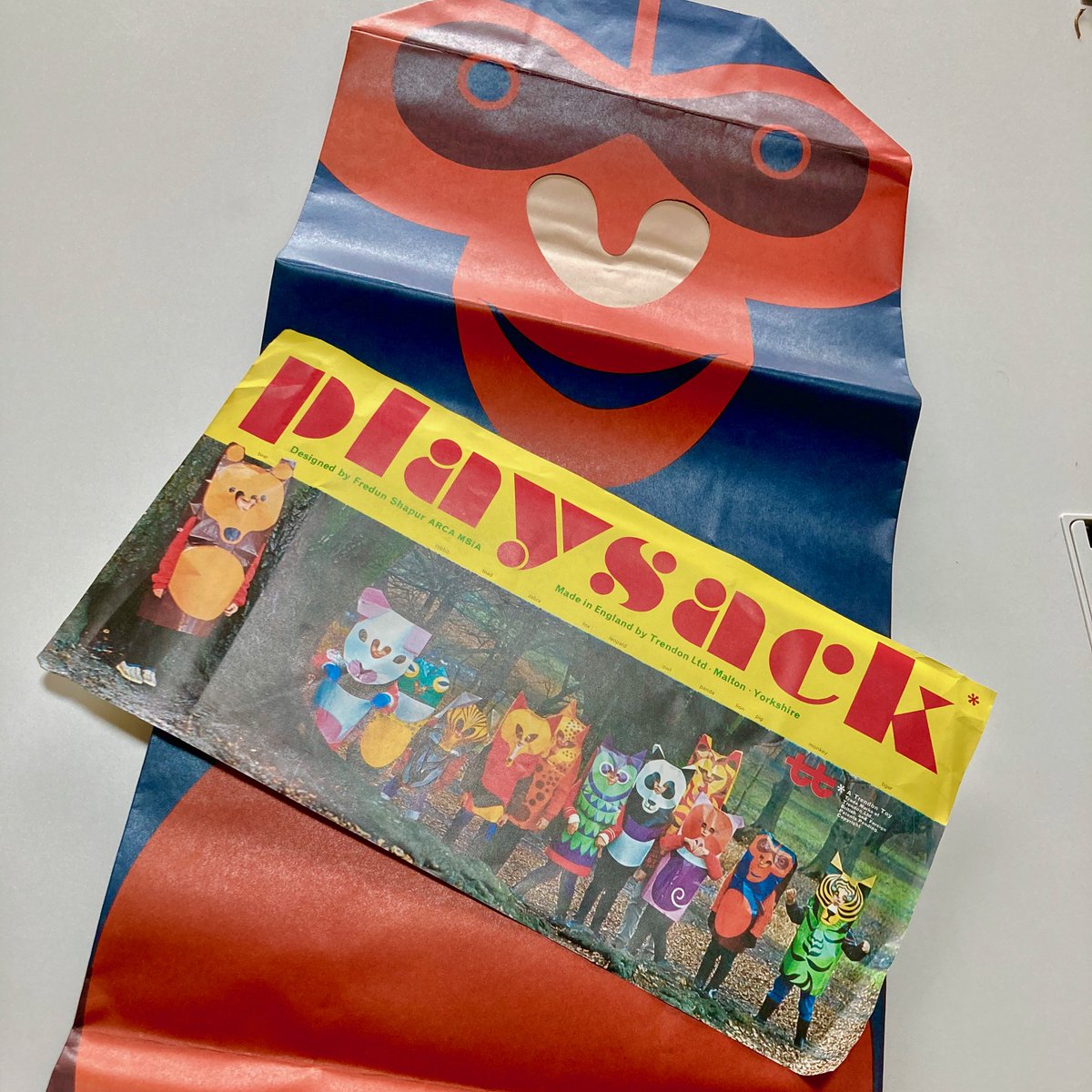 desescribir's tweet image. Unha das pezas favoritas da nosa colección de deseño é este disfrace deseñado for Fredun Shapur para a marca de xoguetes Trendon en 1968 #Playsack