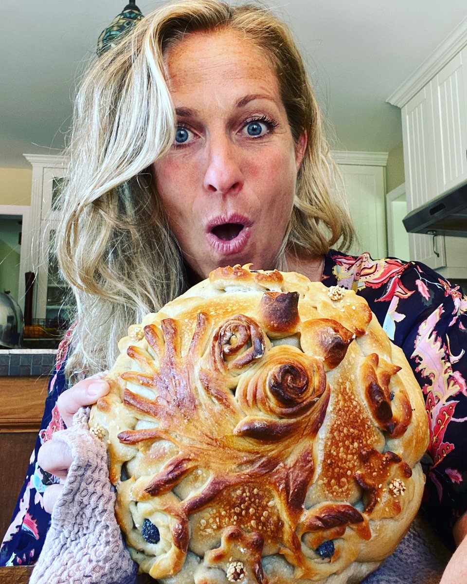 busyaims's tweet photo. @rosiecrumbss #korovai #sourdough #art #traditions #handmade https://t.co/9x9su8I52s