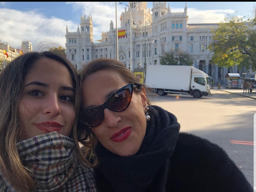 ElisabettaPic13's tweet photo. #InSpagna con la mia "bambina" studentessa.
#CasaLettori @CasaLettori https://t.co/dwQOwtwH7U