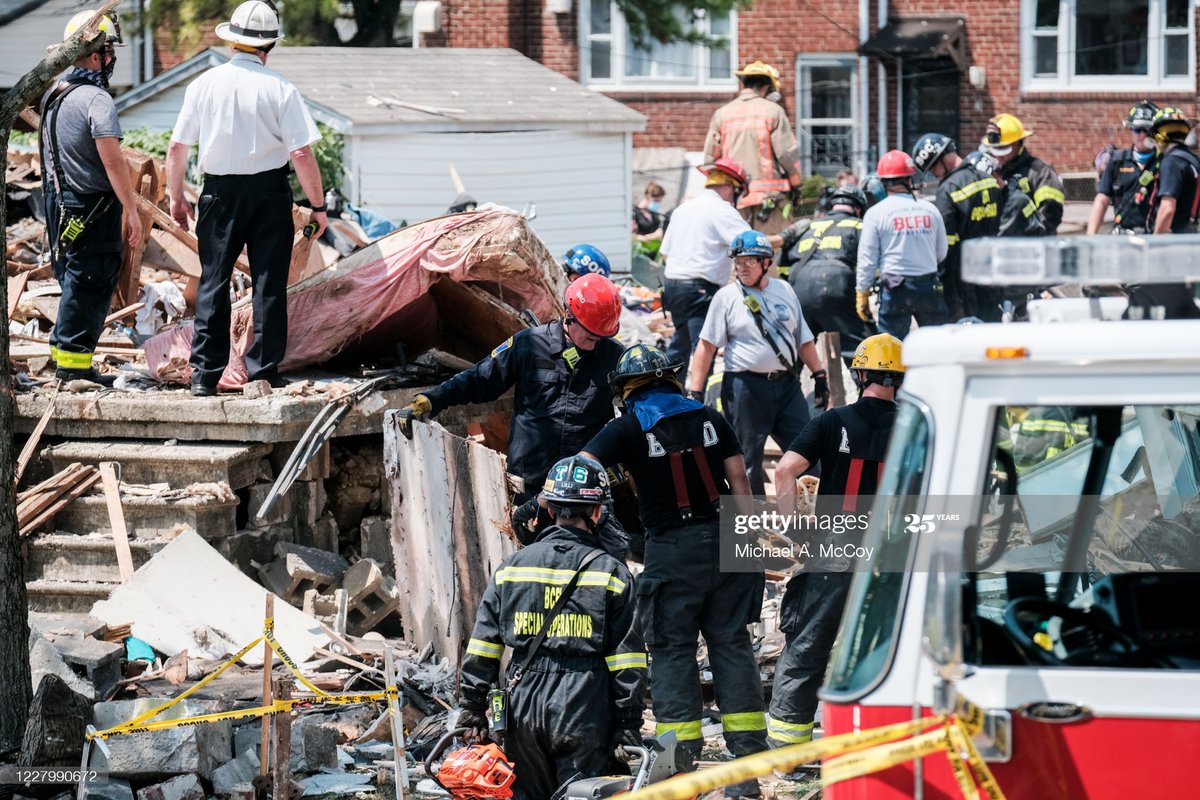 GettyImagesNews's tweet image. First responders search for survivors at the scene of a massive gas explosion in #Baltimore, Maryland 📷: Michael A. McCoy #BaltimoreExplosion