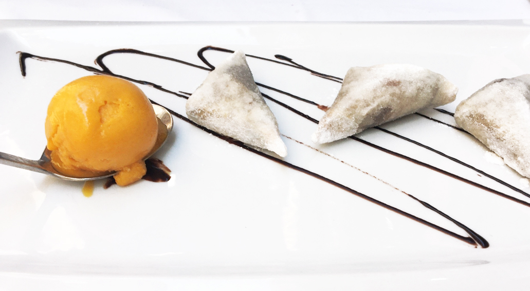 Los postres os encantan y nos encantan.
Crujiente de chocolate con helado de mango.

#postrescaseros #comidasaludable #cocinadeverdad