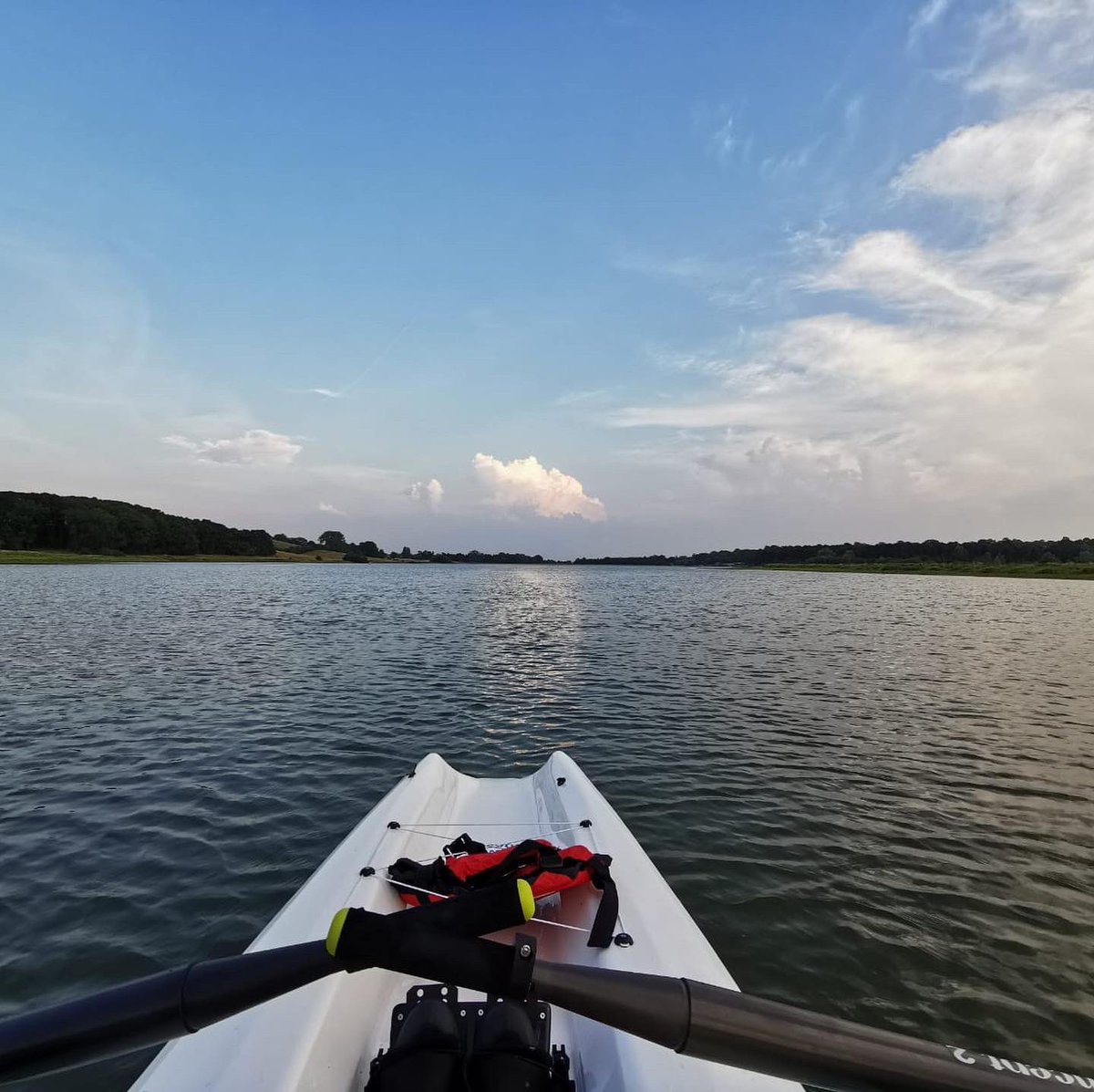 AveRowingUK's tweet photo. Beautiful evening for a row in the coastal double 😃 #rowinglife  #averowingboats #averowing #row #rowing #coastalrowing #lake #watersports  #fitness #training #sculling #remo https://t.co/QdZvmbMKzh