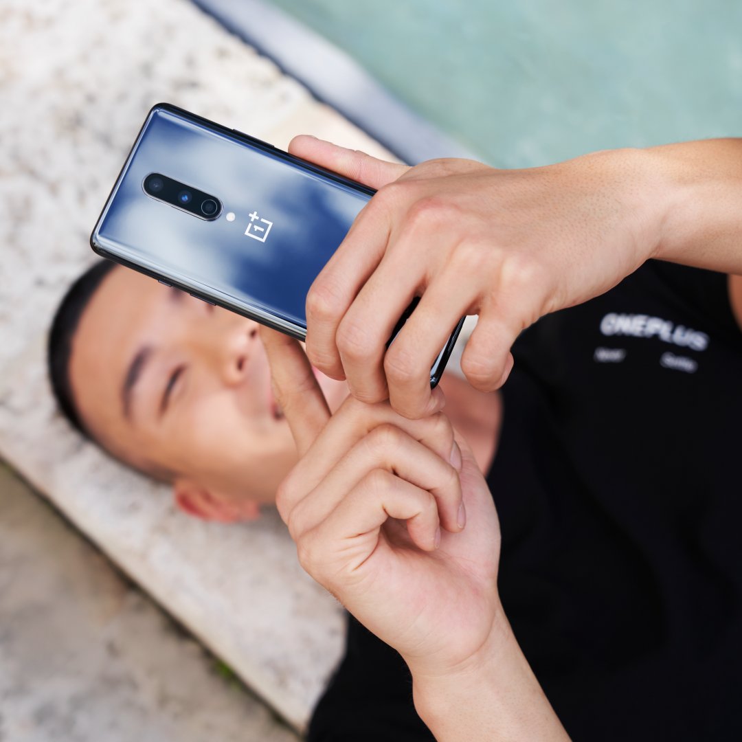 OnePlus_USA's tweet image. With the #OnePlus8Series display, it's love at first swipe. What game do you think he's playing? 🤔