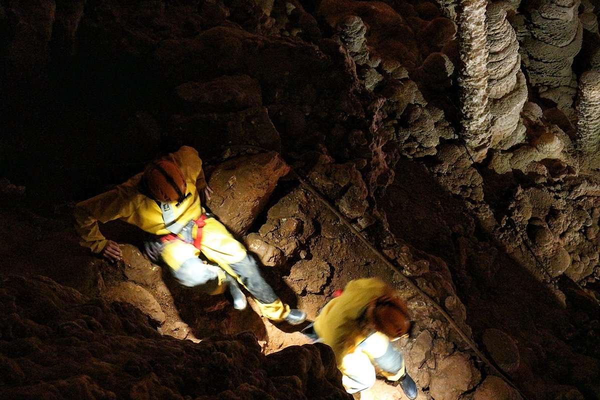 Un voyage en France,
Dans les profondeurs de la terre
Des explorateurs avancent
Grâce à une faible lumière.

Cet été je voyage en France
letempsdureve.org

#voyageenfrance #lavendorgnac #speleology #ardechetourisme  <a href="/ardeche/">Ardèche Voyage</a> <a href="/ardechesecrete/">Ardèche Secrète</a> <a href="/BelleFrance/">Belle France</a> <a href="/FranceTourisme_/">France Tourisme</a>