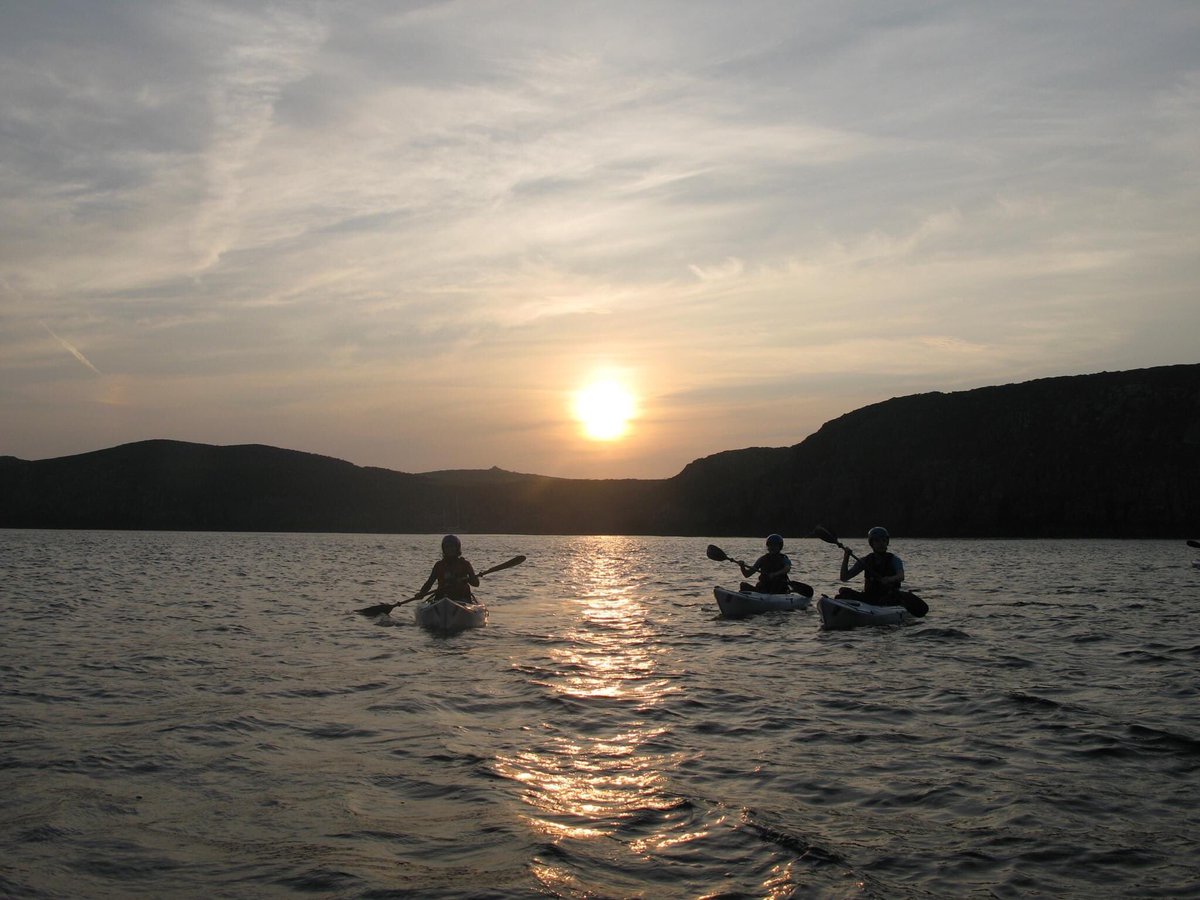 Awesome sunset kayaking in Pembrokeshire... <a href="/VisitPembs/">Visit Pembrokeshire 🏴󠁧󠁢󠁷󠁬󠁳󠁿</a> <a href="/visitwales/">Visit Wales 🏴󠁧󠁢󠁷󠁬󠁳󠁿</a> @lovepembs <a href="/WaveSportKayaks/">Wave Sport</a>