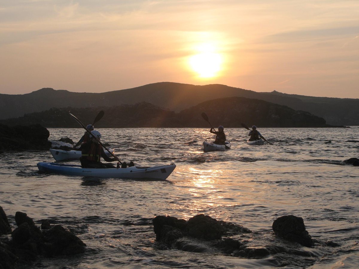 realadventureco's tweet photo. Awesome sunset kayaking in Pembrokeshire... @VisitPembs @visitwales @lovepembs @WaveSportKayaks https://t.co/5v850lo1Id