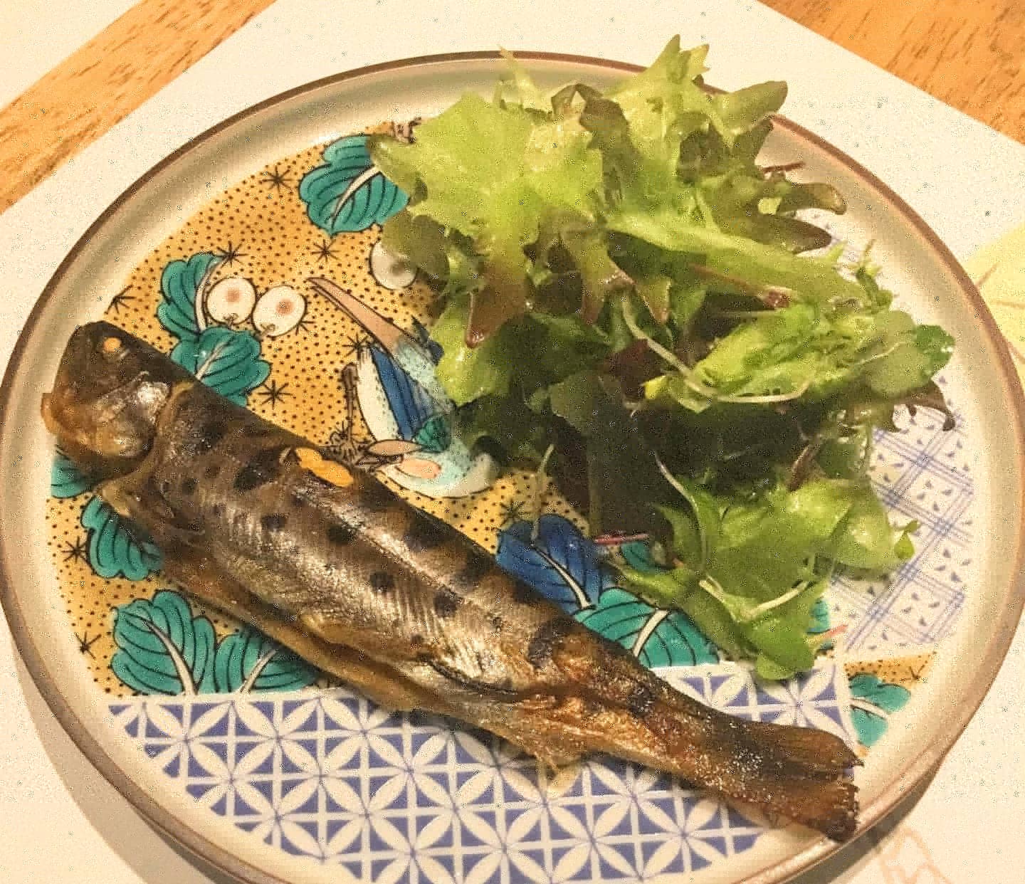 和食器フレンチkomorebi 練馬区上石神井 プリフィクスコース前菜例 青梅市 ヤマメのコンフィ 東京リーフサラダ添え 旬の青梅市やまめの牧場さんのヤマメを塩漬してから低温のラードで４時間煮込んで頭から尻尾まで骨ごと丸ごと食べられるように調理しま