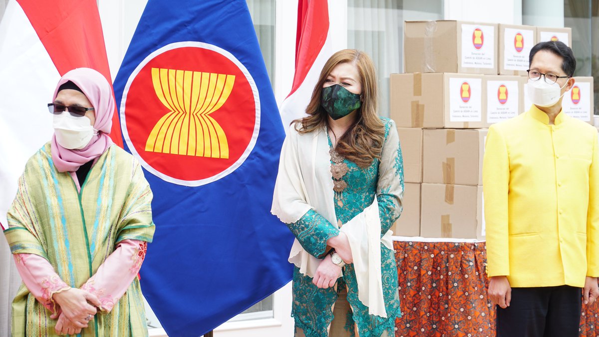 MYEmbLima's tweet photo. ASEAN Committee in Lima (ACL) commemorated the 53rd anniversary of ASEAN on 8 August 2020. The highlight of the event was the presentation of donations by ACL to First Lady’s Office. The modest donation is a show of solidarity to Peruvians during this difficult time. #ASEANDay53 https://t.co/5RdX9ySzoZ