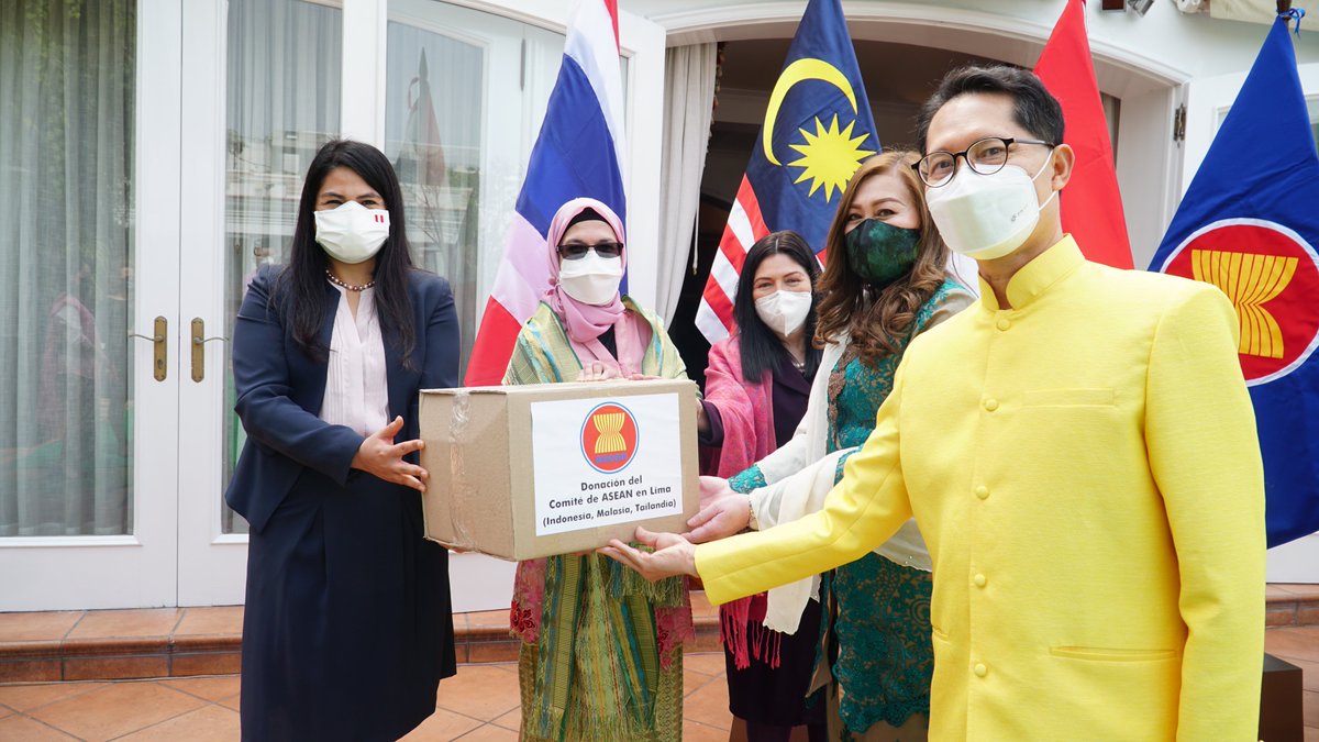 MYEmbLima's tweet photo. ASEAN Committee in Lima (ACL) commemorated the 53rd anniversary of ASEAN on 8 August 2020. The highlight of the event was the presentation of donations by ACL to First Lady’s Office. The modest donation is a show of solidarity to Peruvians during this difficult time. #ASEANDay53 https://t.co/5RdX9ySzoZ