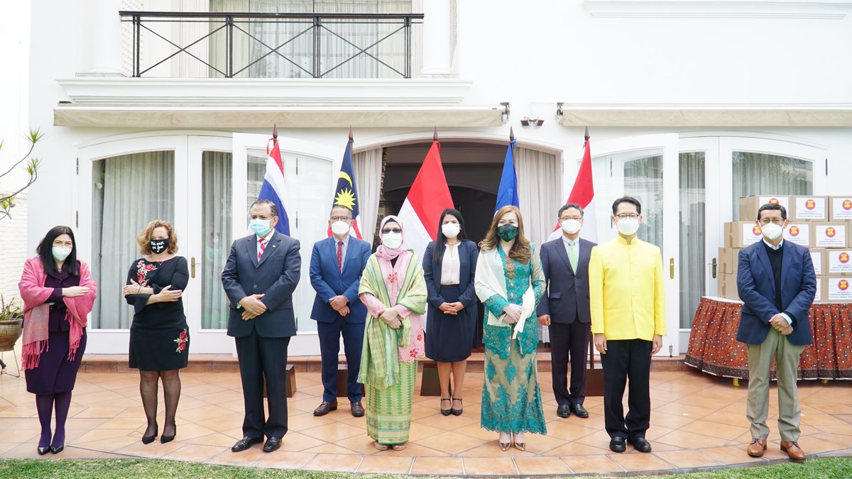 MYEmbLima's tweet photo. ASEAN Committee in Lima (ACL) commemorated the 53rd anniversary of ASEAN on 8 August 2020. The highlight of the event was the presentation of donations by ACL to First Lady’s Office. The modest donation is a show of solidarity to Peruvians during this difficult time. #ASEANDay53 https://t.co/5RdX9ySzoZ