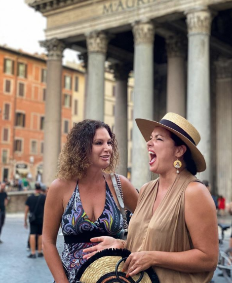 AnnaNetrebko's tweet photo. More than 20 km walking in Rome! My poor feet 😂😍 Больше 20 км пройдено! Бедные мои ножки и туфельки! https://t.co/rCKNKYP9Pc