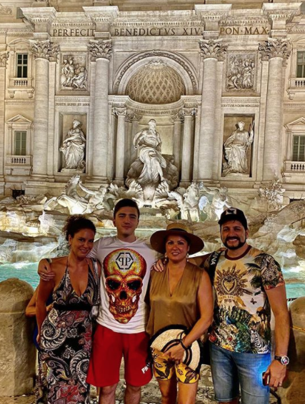 AnnaNetrebko's tweet photo. More than 20 km walking in Rome! My poor feet 😂😍 Больше 20 км пройдено! Бедные мои ножки и туфельки! https://t.co/rCKNKYP9Pc