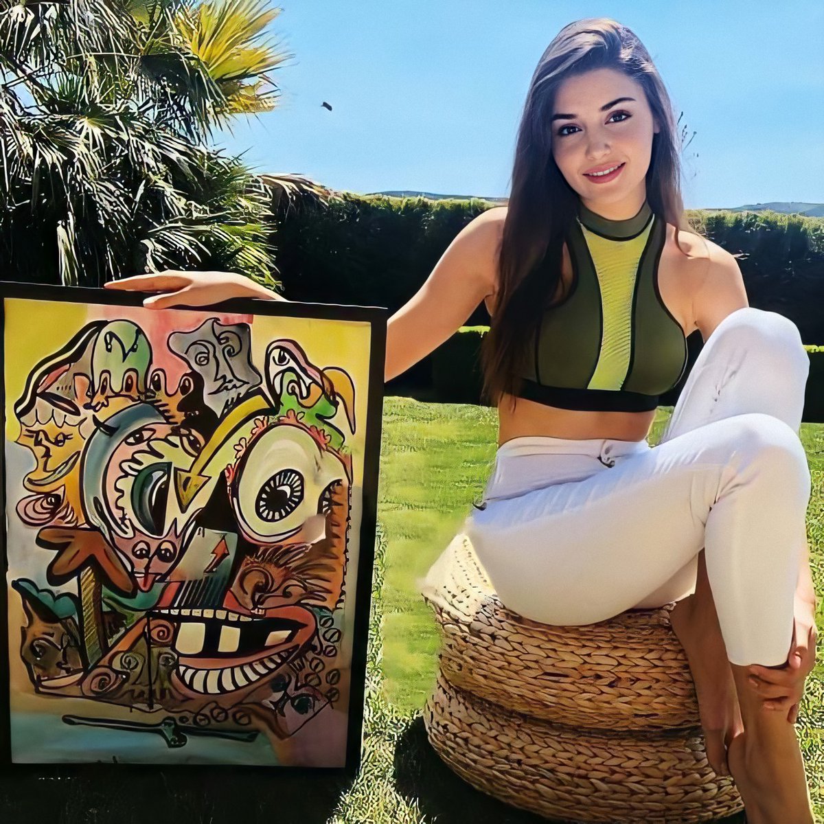 She painted for a charity event this year, for "Kansersiz Yaşam Derneği" which she has been supporting for a long time. She also says she wants to open an exhibition of her own some day. #HandeErçel